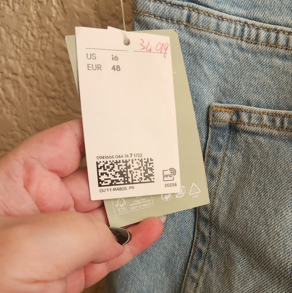 NWT H&M- High Rise Mom Jean - Picture 7 of 11